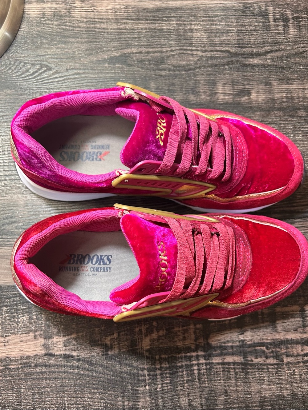 Brooks Regent Women’s Shoes Velvet Fuchsia Pink Gold Trim - Picture 6 of 7